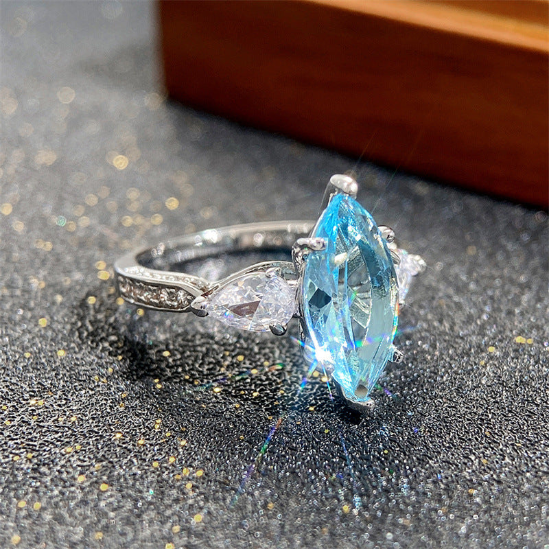 Anillo de cobre al por mayor con circón marquesa azul claro